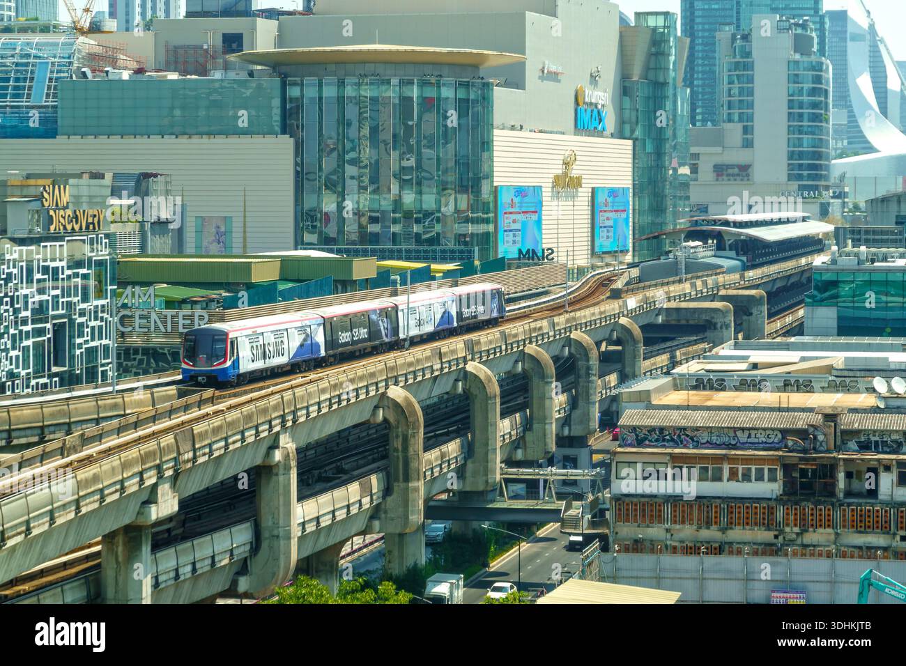 Thailand, Bangkok - März 04-2025 - der Skytrain in Bangkok-Central und die großen Einkaufszentren Stockfoto