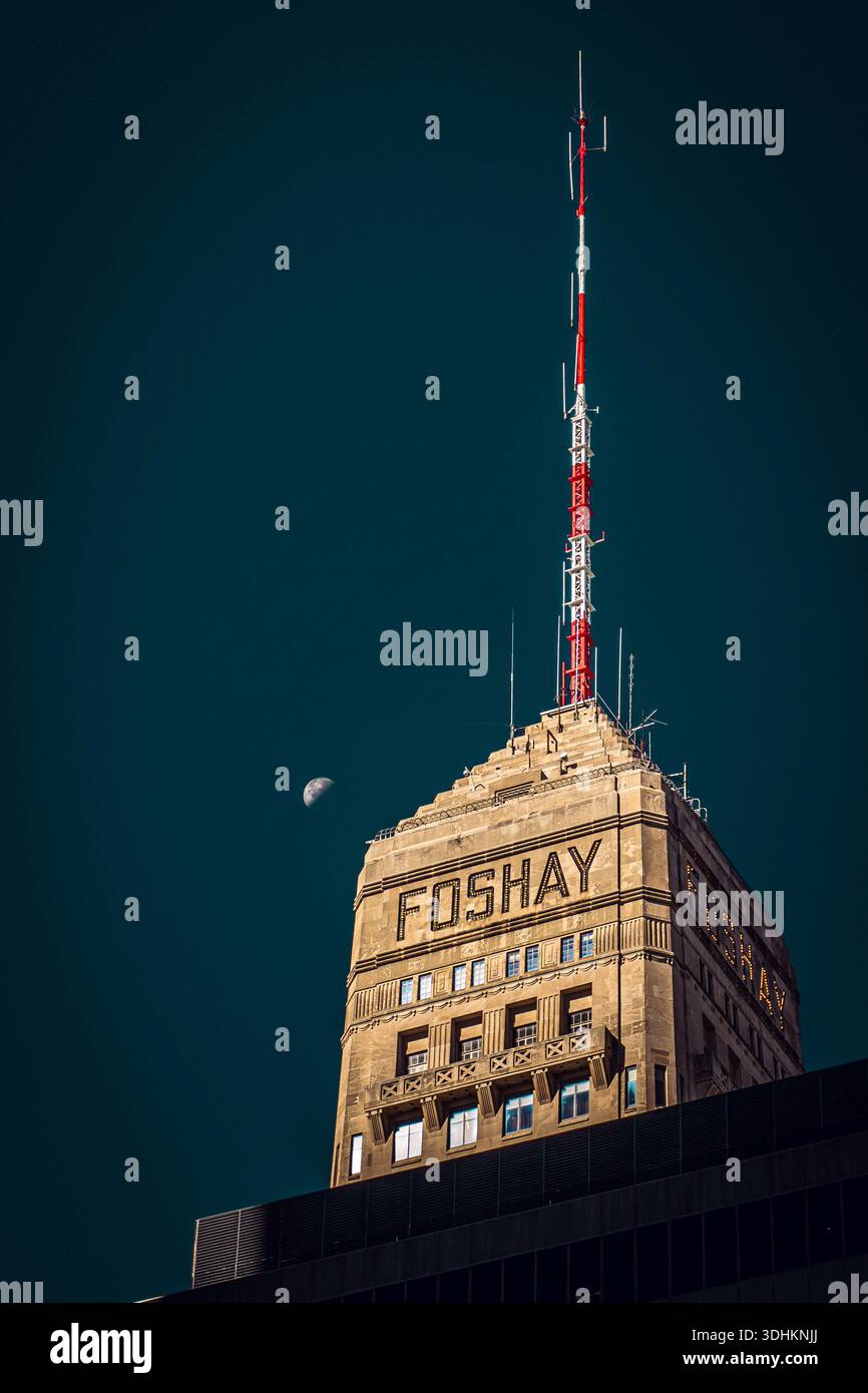 Ein Mondaufgang hinter dem Foshay Tower, einem Art déco-Wolkenkratzer im Zentrum von Minneapolis, Minnesota Stockfoto