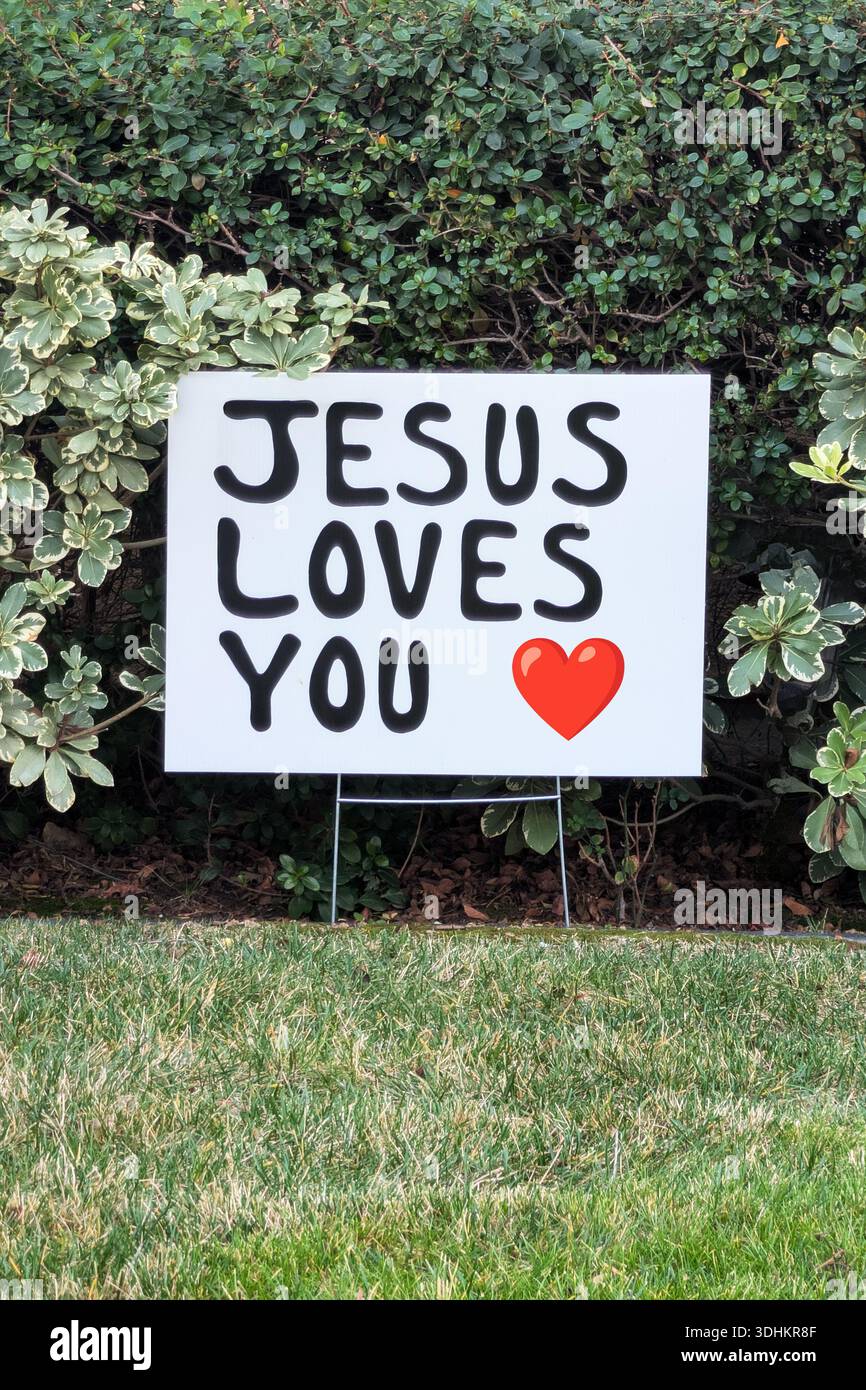 Jesus liebt dich, unterschreibe mit rotem Herzen im Hof Stockfoto