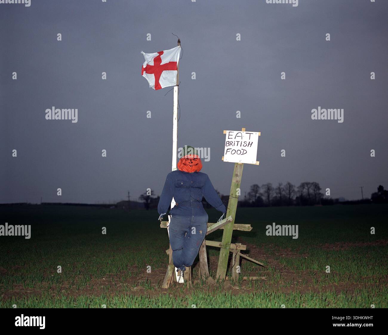 Scarecrow fleht Passanten an, britisches Essen zu essen. Stockfoto