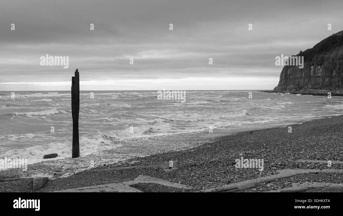 Pett Level Beach in Schwarzweiß Stockfoto