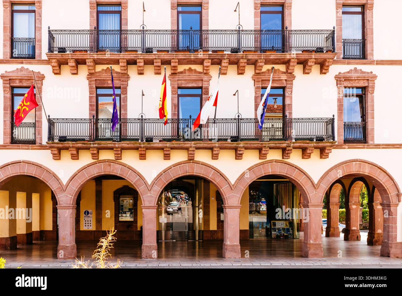 Neues Rathaus Von Comillas. Erbaut im späten 19. Jahrhundert, ursprünglich als kostenlose Kinderschule, von Doña Manuela del Piélago Sánchez Movellán. Seit 2003 Stockfoto