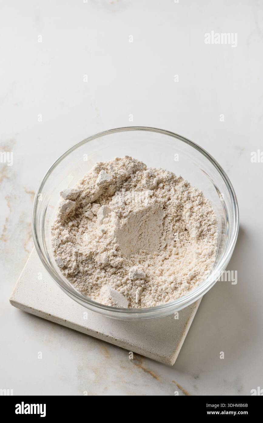 Gesundes pflanzliches Proteinpulver für vegane Mahlzeiten auf weißem Küchentisch, Draufsicht Stockfoto