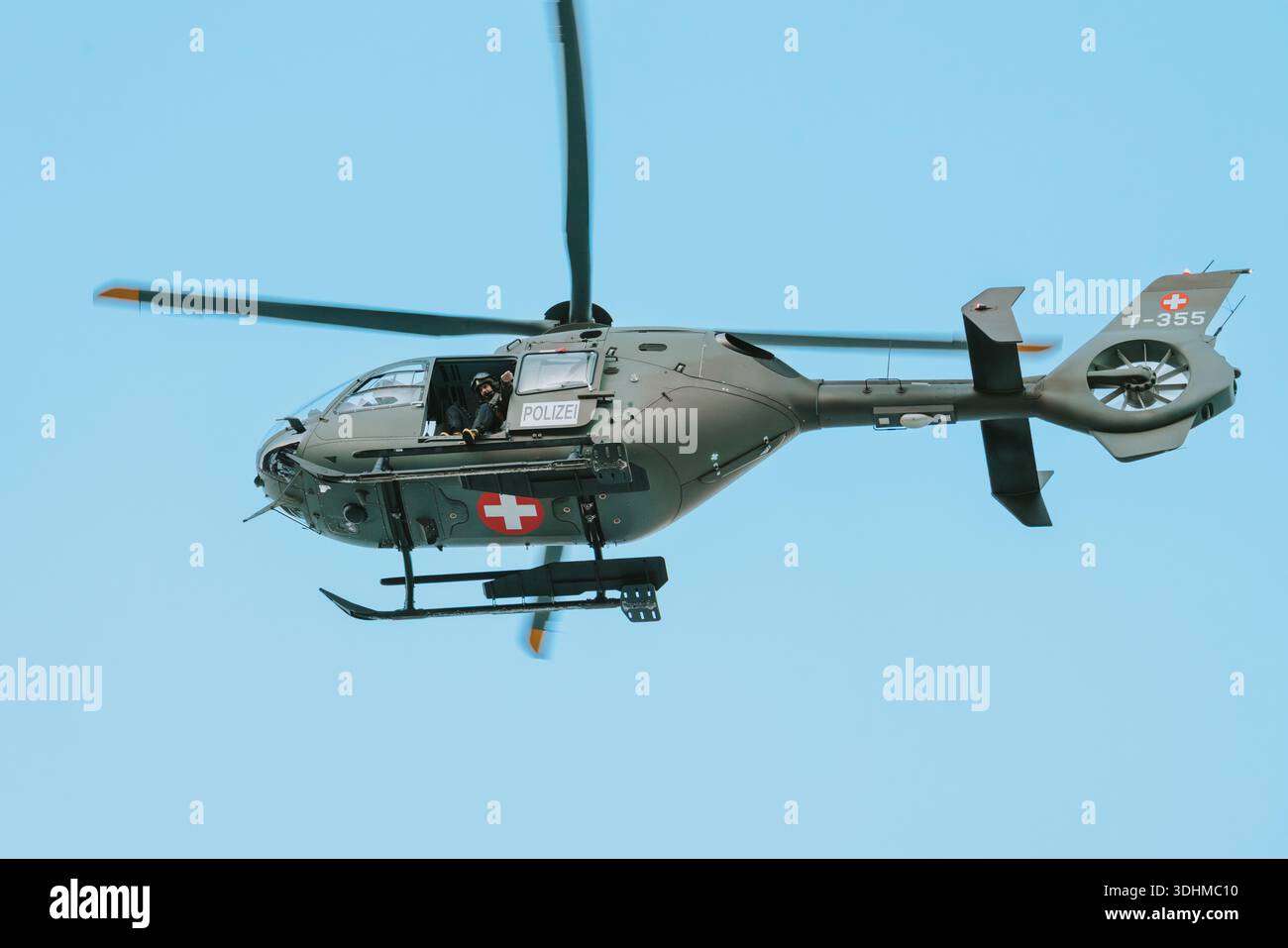 Schweizer Polizeihubschrauber führt Sicherheitspatrouille während eines großen internationalen Forums durch Stockfoto