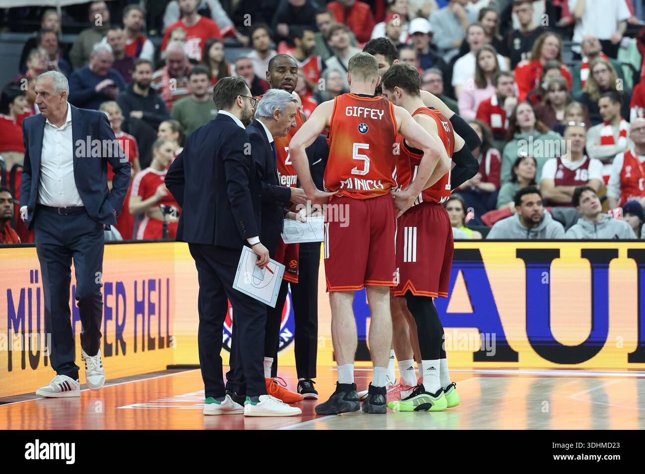 Diskussion während der Timeout, Svetislav Pesic (FC Bayern Basketball, Cheftrainer) mit Niels Giffey (FC Bayern Basketball, #05) und Andreas Obst (FC Bayern Basketball, #13), mit Leon Kratzer (FC Bayern Basketball, #08) und Isiaha Mike (FC Bayern Basketbal) Stockfoto