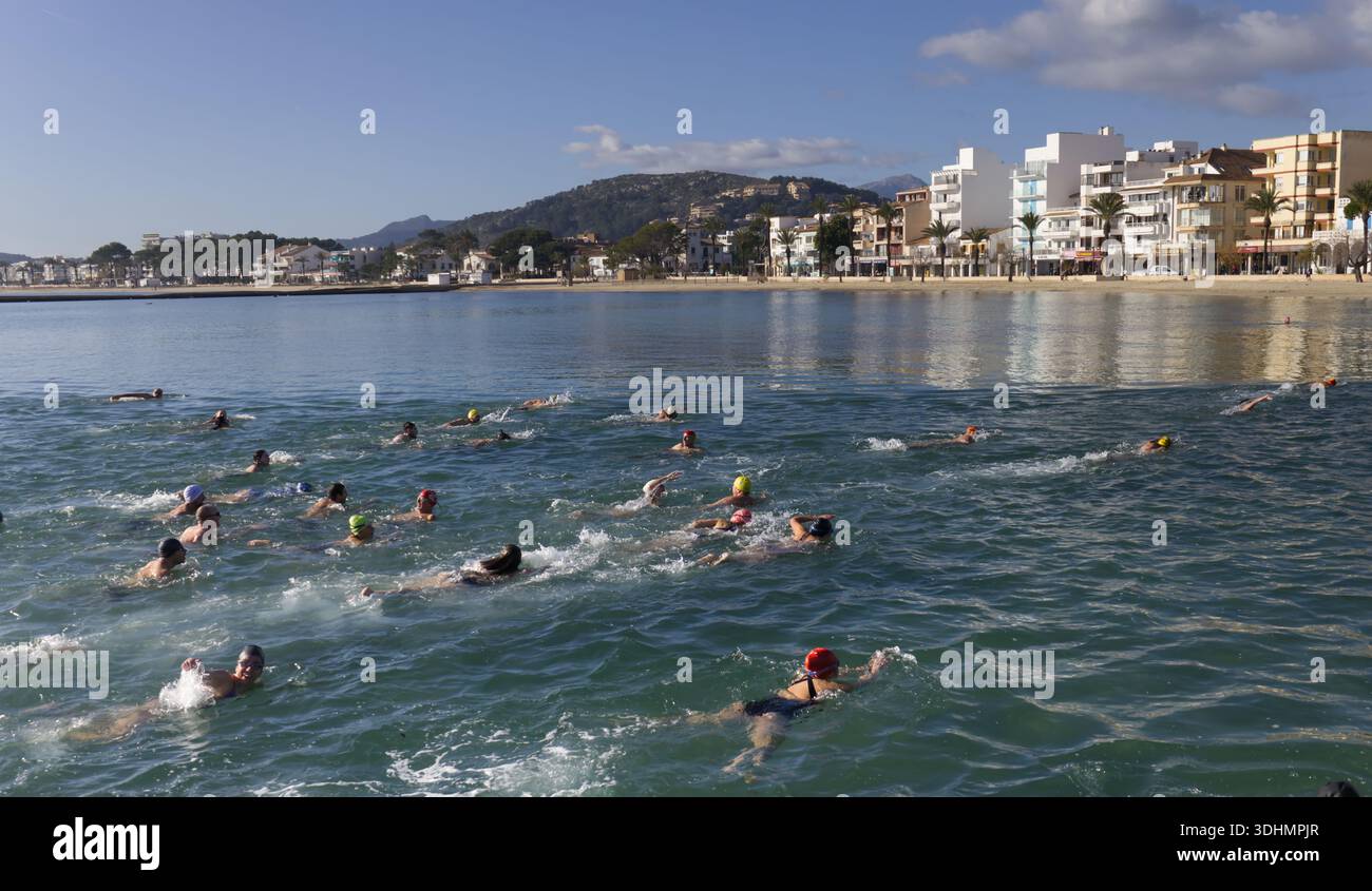 Schwimmer nehmen am 11. Januar 2026 an der Copa de Reis in Port de Pollenca, Mallorca, teil. Stockfoto