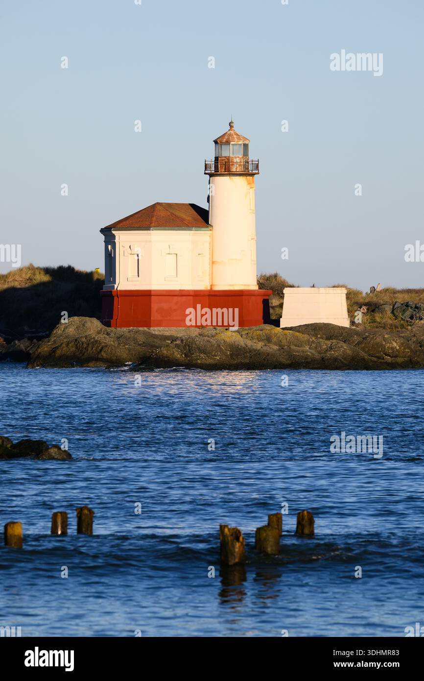 Bandon, OR, USA – 16. Januar 2026; Coquille River Lighthouse am Flussufer in der Küstenstadt Bandon Stockfoto