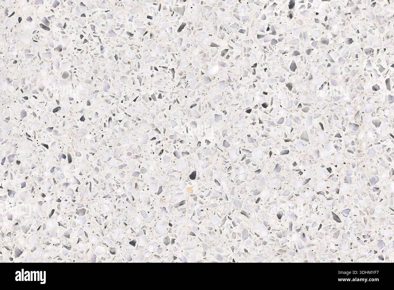 Hochauflösendes Makro einer weißen Putzfläche mit Quarz- und Steinfragmenten. Natürlicher mineralischer Texturhintergrund für architektonische Oberflächen und in Stockfoto