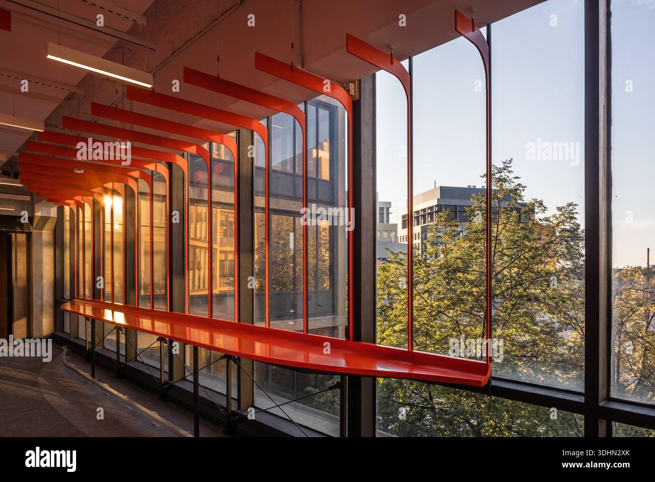Die Glasfassade des EECS-Gebäudes am Massachusetts Institute of Technology (mit) in Cambridge, Massachusetts, MA, leuchtet mit Sonnenuntergang. September 2019. Stockfoto