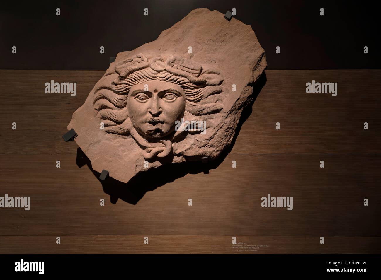 Im Museum von Lleida werden komplizierte religiöse Kunst und historische Skulpturen ausgestellt, die katalanisches Erbe und sakrale gotische Architektur zeigen. Stockfoto