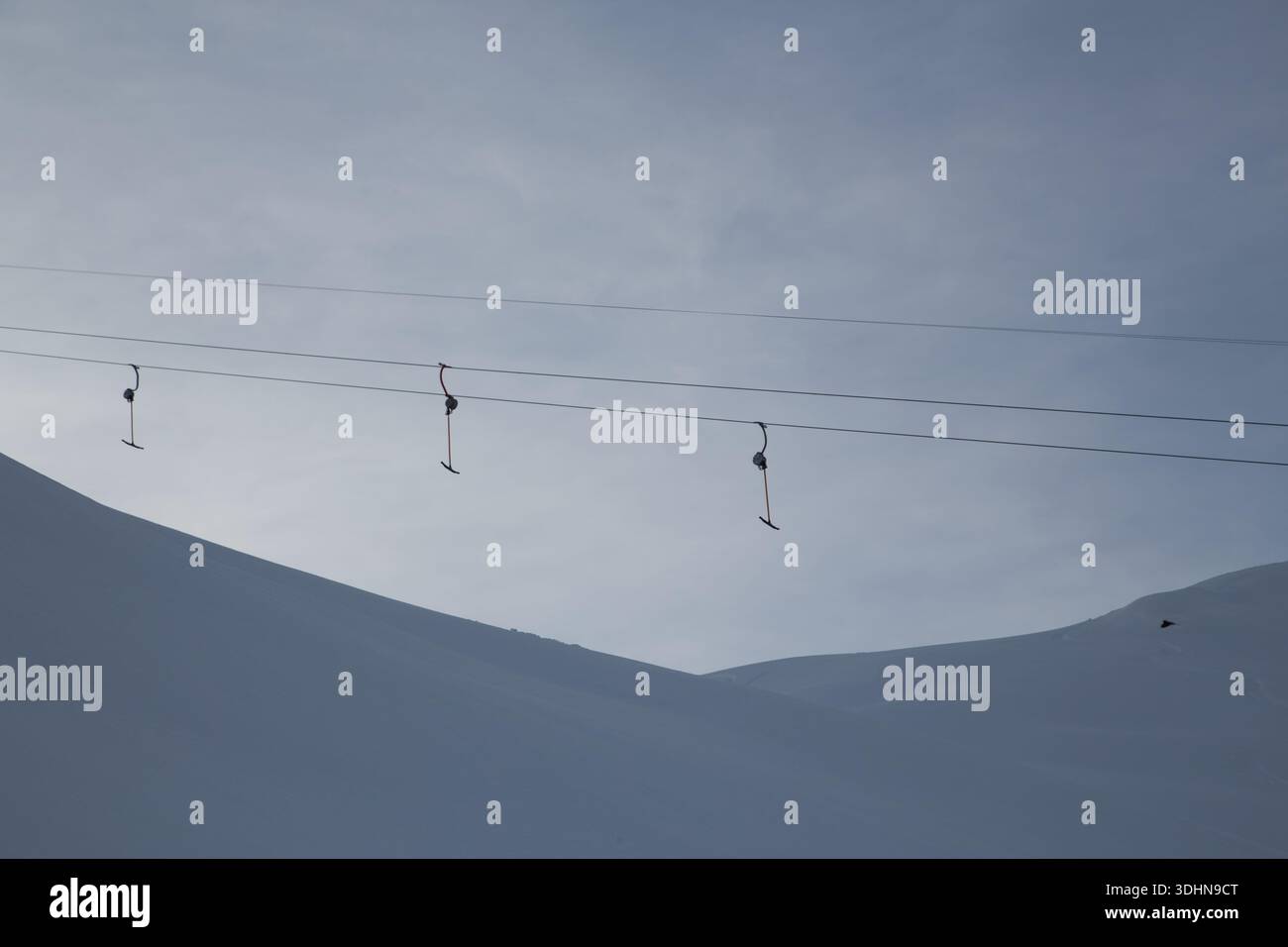 Skiliftseile Silhouette vor den verschneiten Pisten in Montafon, Österreich. Stockfoto