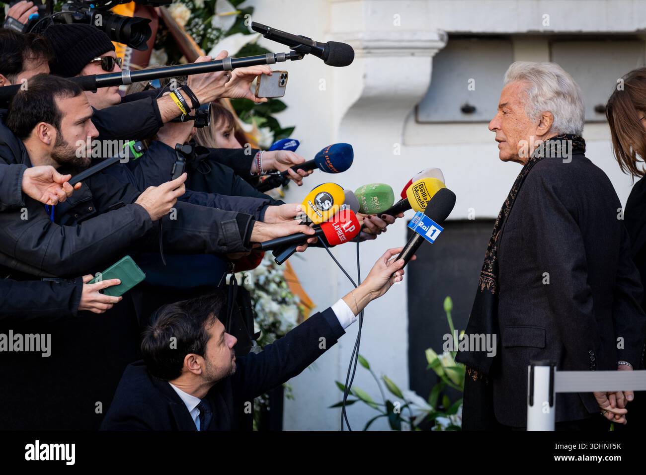 Rom, Italien. Januar 2026. Giancarlo Giammetti ist außerhalb des Messegeländes PM23 zu sehen, wo Valentino Garavani, der am 20. Januar 2026 starb, vor der Beerdigung im Staat liegt. Quelle: SOPA Images Limited/Alamy Live News Stockfoto