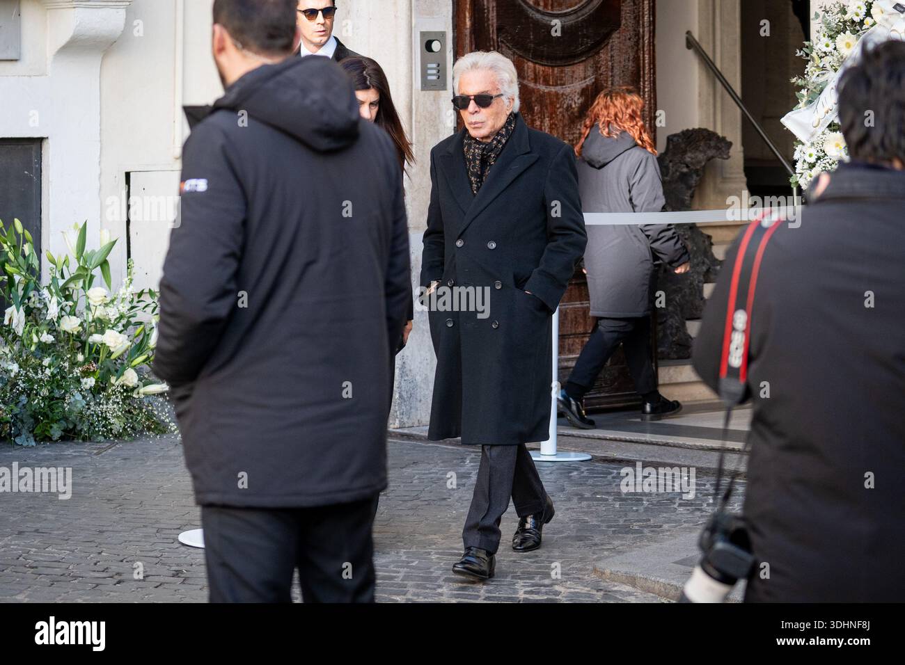 Rom, Italien. Januar 2026. Giancarlo Giammetti ist außerhalb des Messegeländes PM23 zu sehen, wo Valentino Garavani, der am 20. Januar 2026 starb, vor der Beerdigung im Staat liegt. Quelle: SOPA Images Limited/Alamy Live News Stockfoto