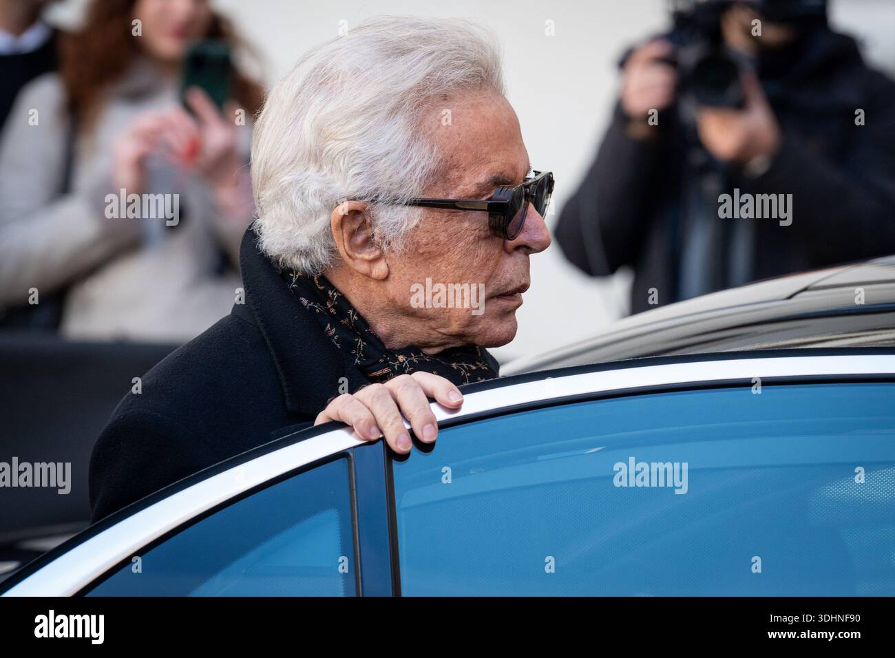 Rom, Italien. Januar 2026. Giancarlo Giammetti ist außerhalb des Messegeländes PM23 zu sehen, wo Valentino Garavani, der am 20. Januar 2026 starb, vor der Beerdigung im Staat liegt. Quelle: SOPA Images Limited/Alamy Live News Stockfoto