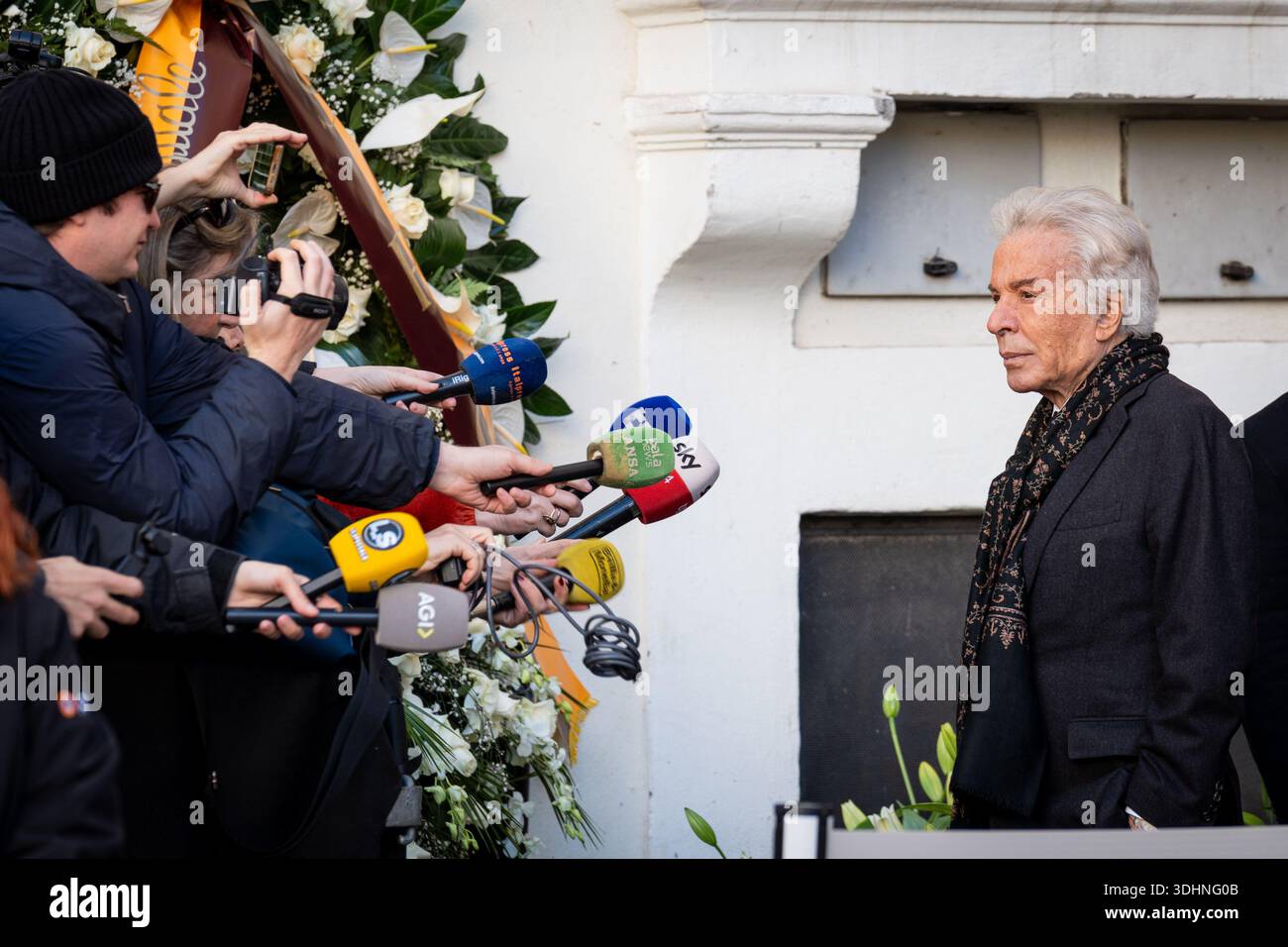 Rom, Italien. Januar 2026. Giancarlo Giammetti ist außerhalb des Messegeländes PM23 zu sehen, wo Valentino Garavani, der am 20. Januar 2026 starb, vor der Beerdigung im Staat liegt. (Foto: Stefano Costantino/SOPA Images/SIPA USA) Credit: SIPA USA/Alamy Live News Stockfoto