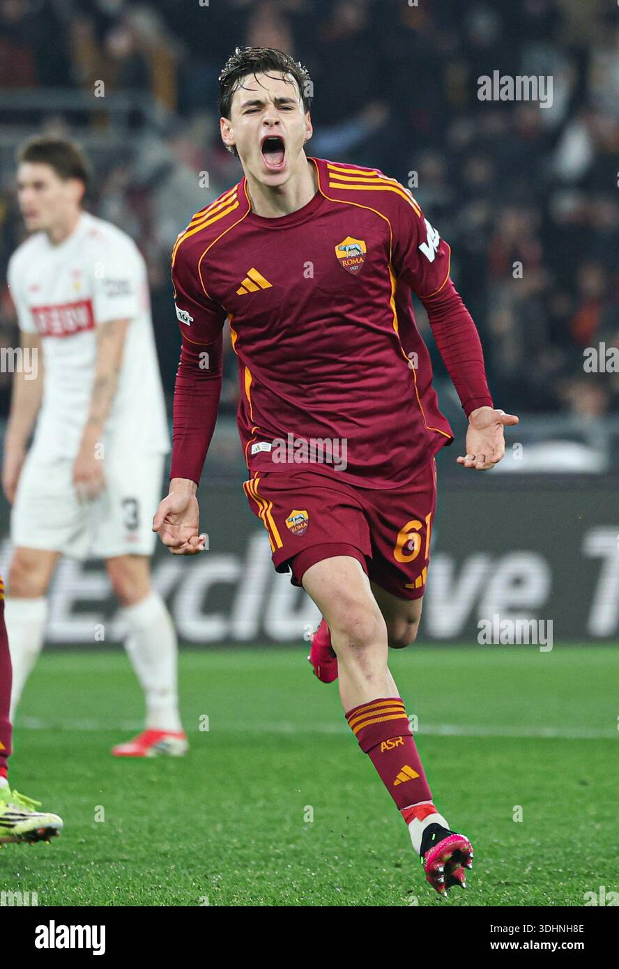 Rom, Italien. Januar 2026. Niccolo Pisilli feiert sein erstes Tor beim Spiel der UEFA Europa League 2025/26 zwischen Roma und Stuttgart der UEFA Europa League am 22. Januar 2026 in Rom. Quelle: Li Jing/Xinhua/Alamy Live News Stockfoto