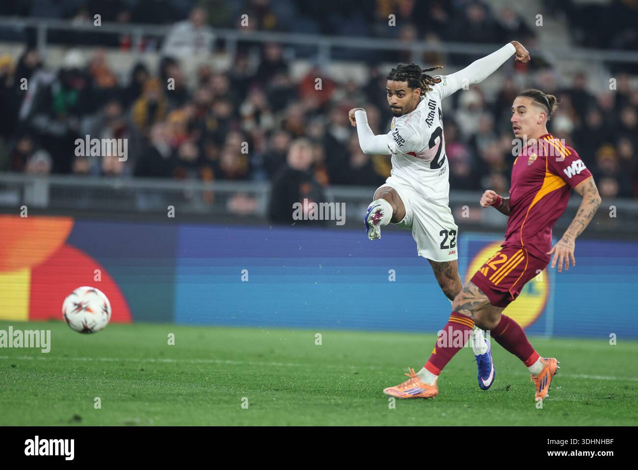 Rom, Italien. Januar 2026. Stuttgarter Lorenz Assignon (L) schießt beim Spiel der UEFA Europa League 2025/26 zwischen Roma und Stuttgart der UEFA Europa League in Rom, Italien, 22. Januar 2026. Quelle: Li Jing/Xinhua/Alamy Live News Stockfoto