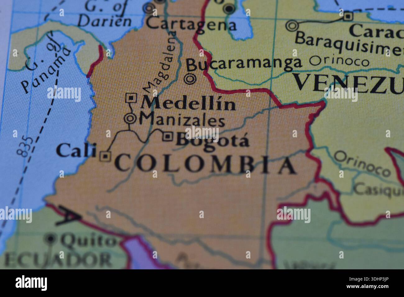 Makroaufnahme einer physischen Weltkarte mit Schwerpunkt auf Kolumbien, mit der Hauptstadt Bogota, Medellin, Cali und dem Magdalena River. Stockfoto