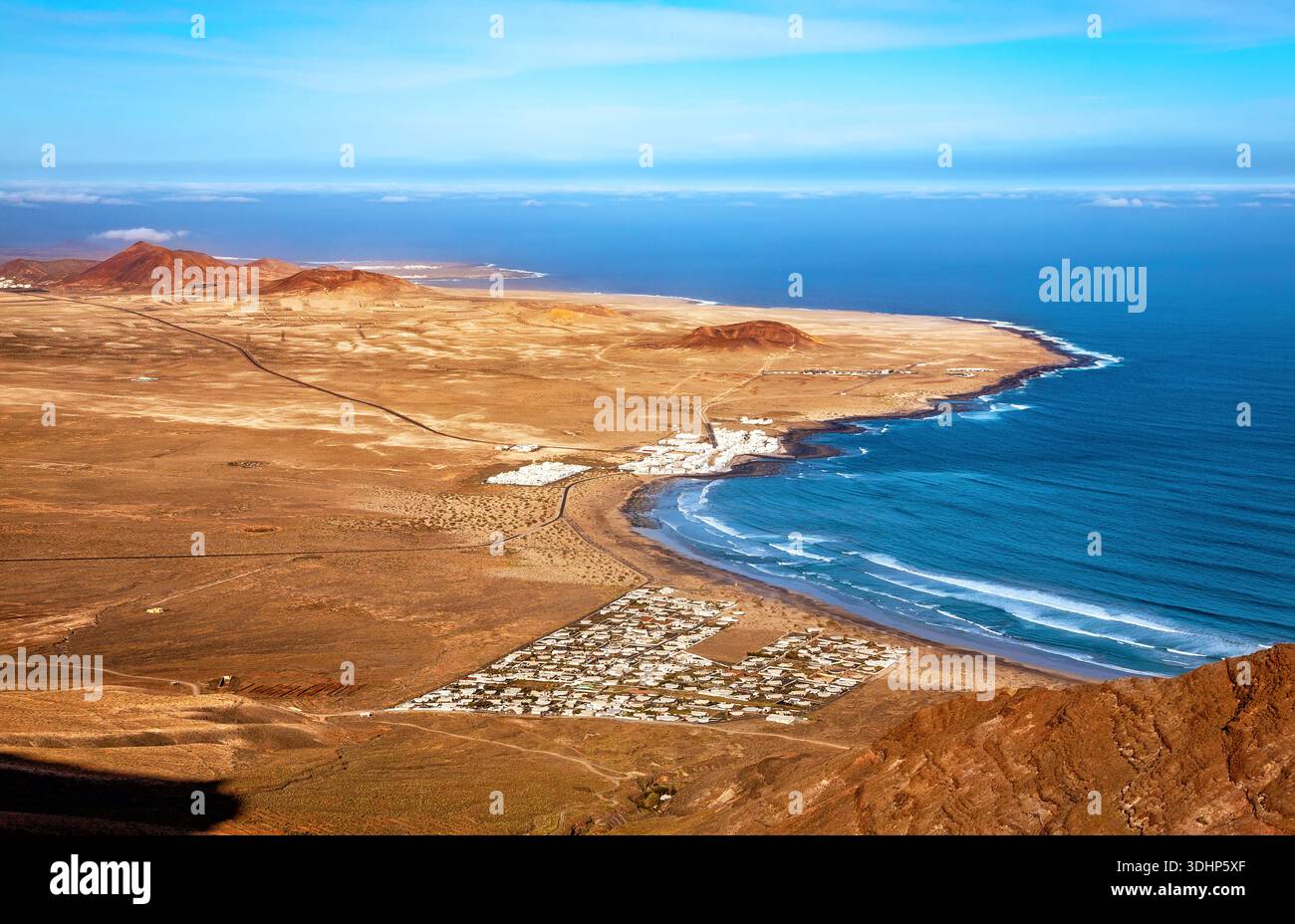 Dorf Caleta de Famara, Insel Lanzarote, Kanarische Inseln, Spanien, Europa. Küstenlandschaft vom Aussichtspunkt Mirador de El Risco de Famara aus gesehen. Stockfoto