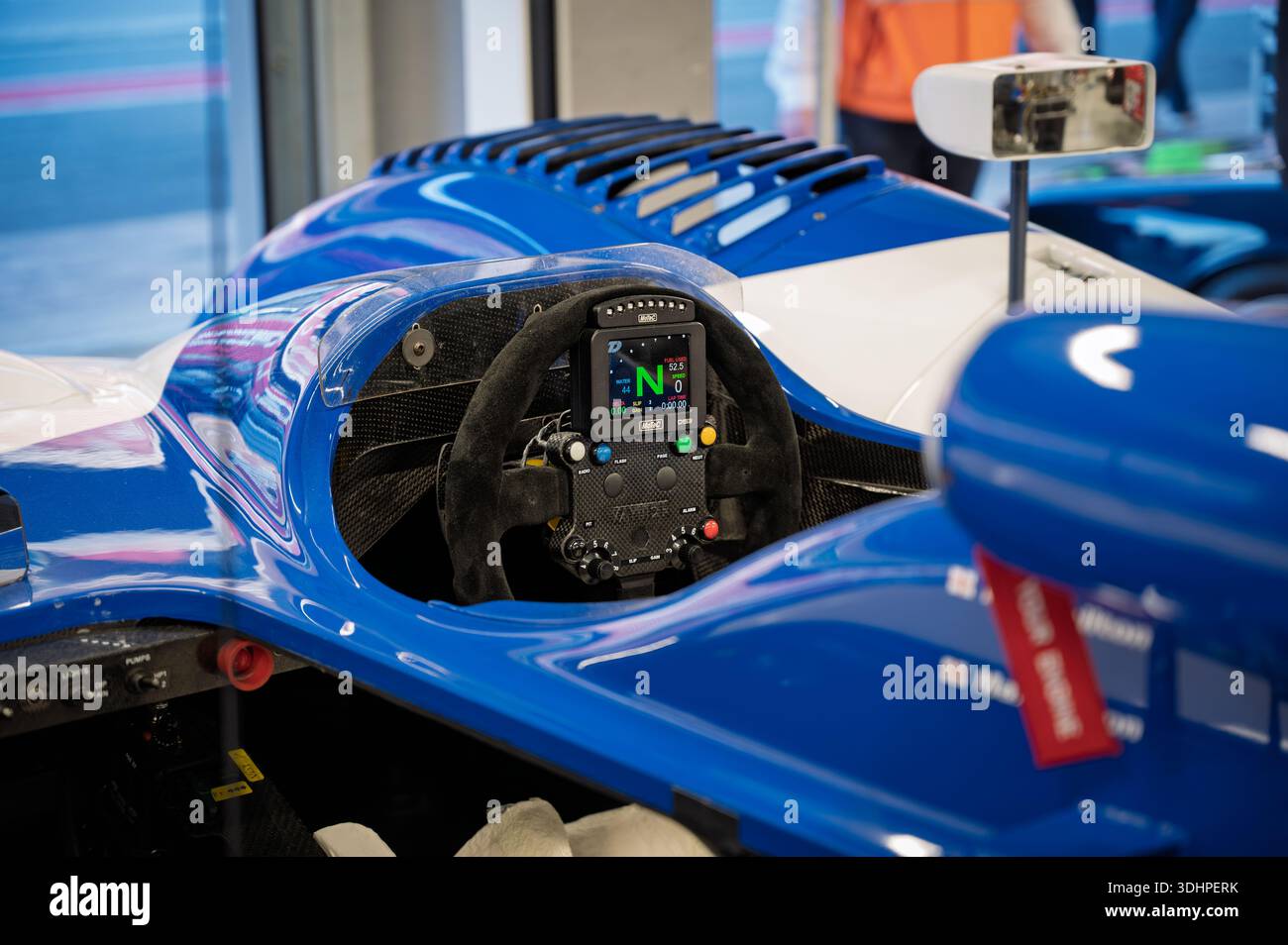 Detaillierte Nahaufnahme des komplexen Lenkrads und Motec-Displays eines einsitzigen Rennwagens Zytek 04S / 2004 LMP1B. Stockfoto