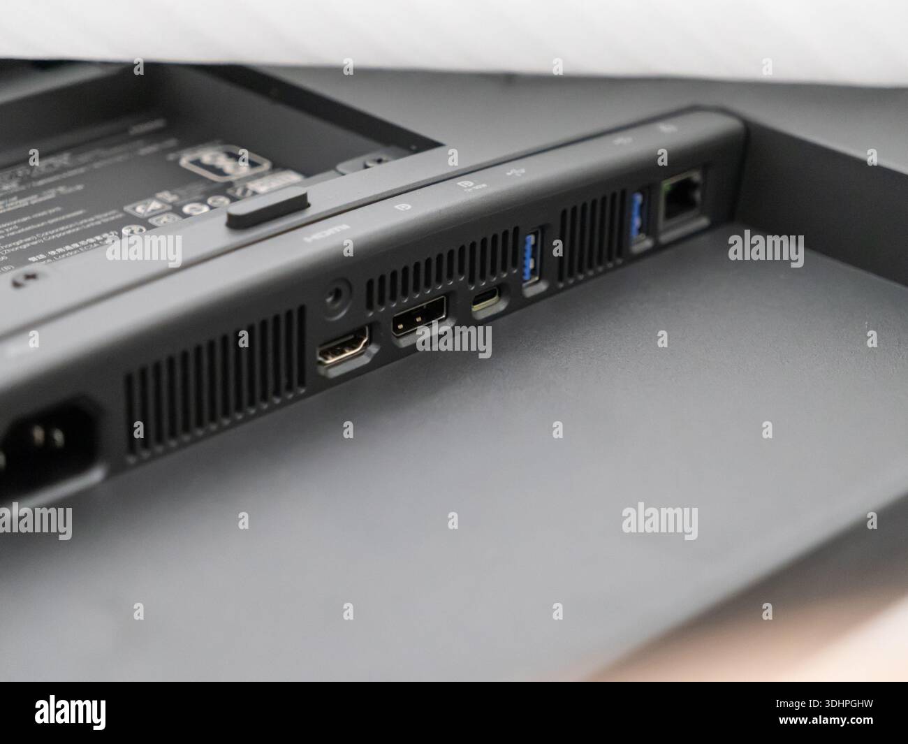 Nahaufnahme der Rückseite eines modernen Computermonitors mit Strom-, HDMI-, USB- und LAN-Anschlüssen, die für vielseitige digitale, geschäftliche und Multimedia-Anwendungen unverzichtbar sind Stockfoto