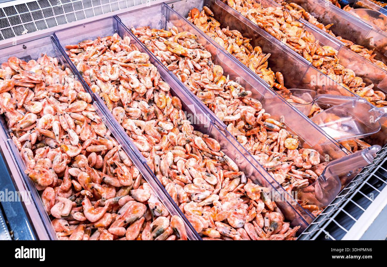 Gefrorene Garnelen werden im Supermarkt verkauft, Nahaufnahme Stockfoto