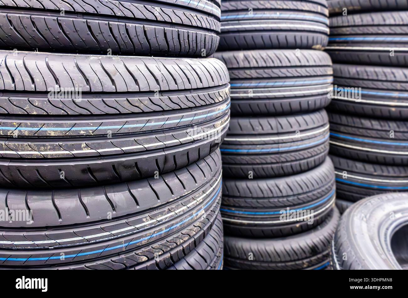 Sommerreifen stapeln sich. Neue Reifen zum Verkauf Stockfoto