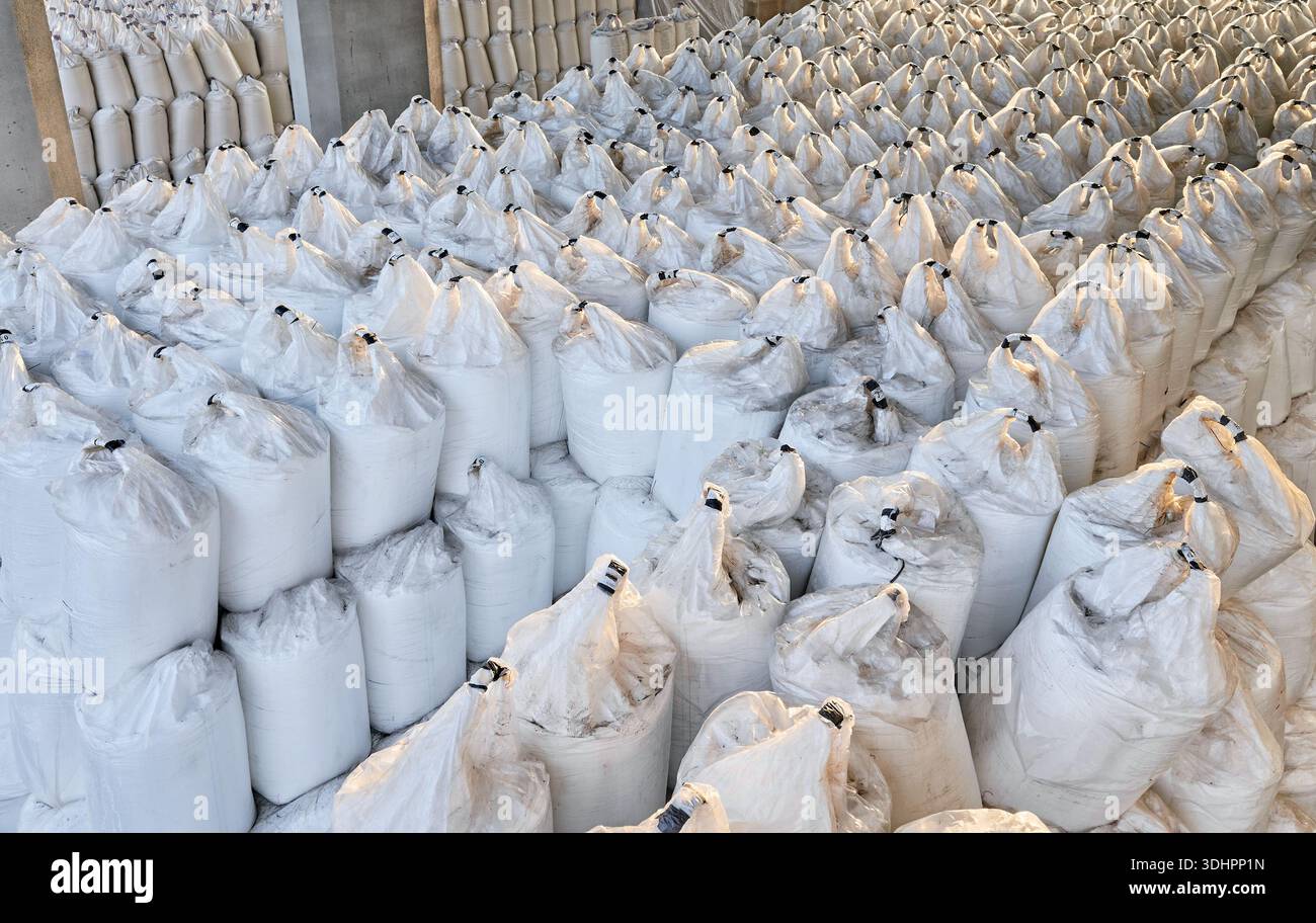 Big Bags zur Lagerung und zum Transport von Düngemitteln, bekannt als FIBC, flexibler Zwischenbehälter. Stockfoto