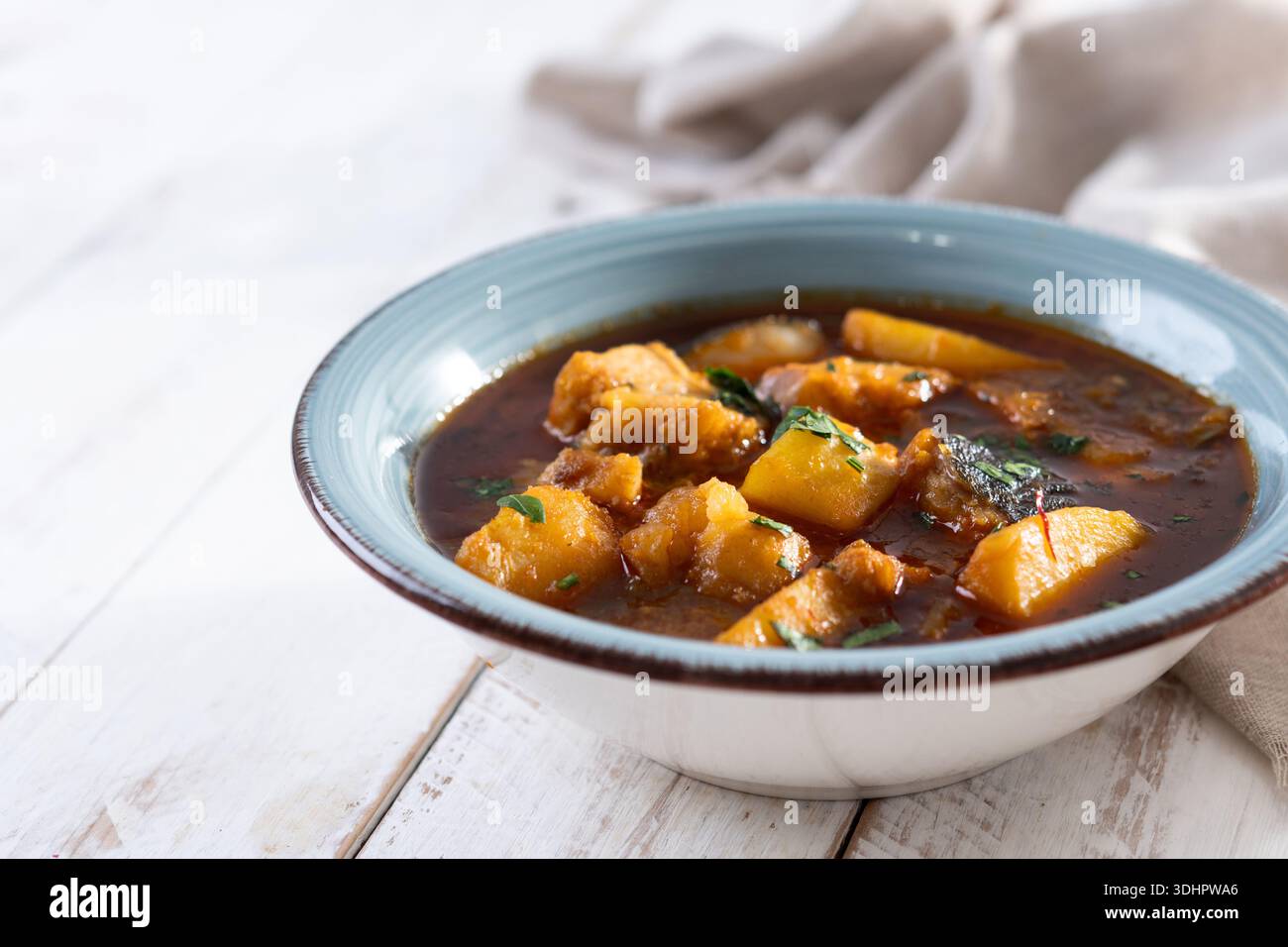 Kabeljau mit Kartoffeln auf weißem Holztisch Stockfoto
