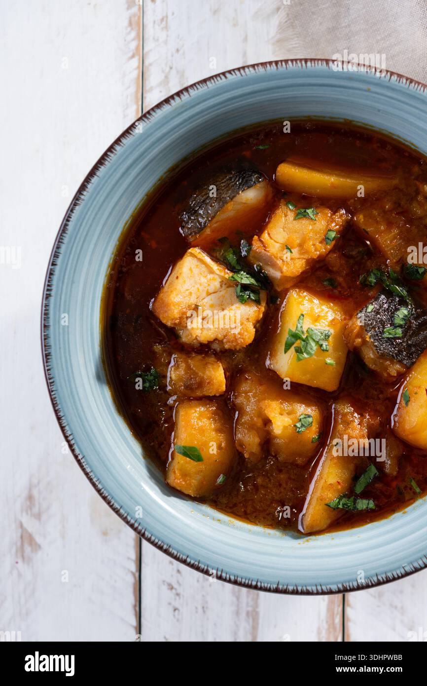 Kabeljau mit Kartoffeln auf weißem Holztisch Stockfoto