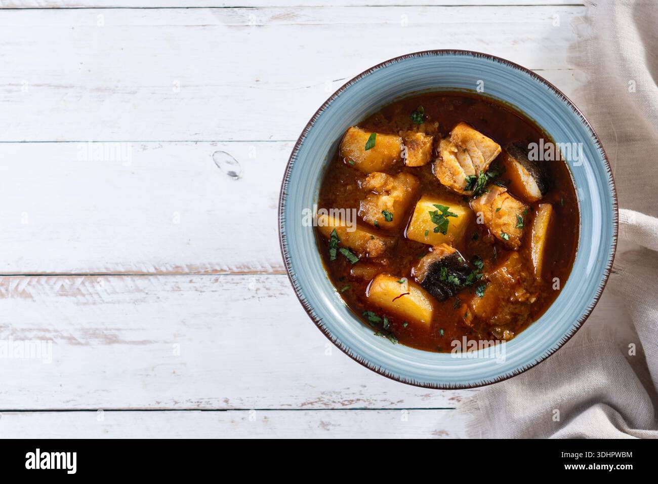 Kabeljau mit Kartoffeln auf weißem Holztisch Stockfoto