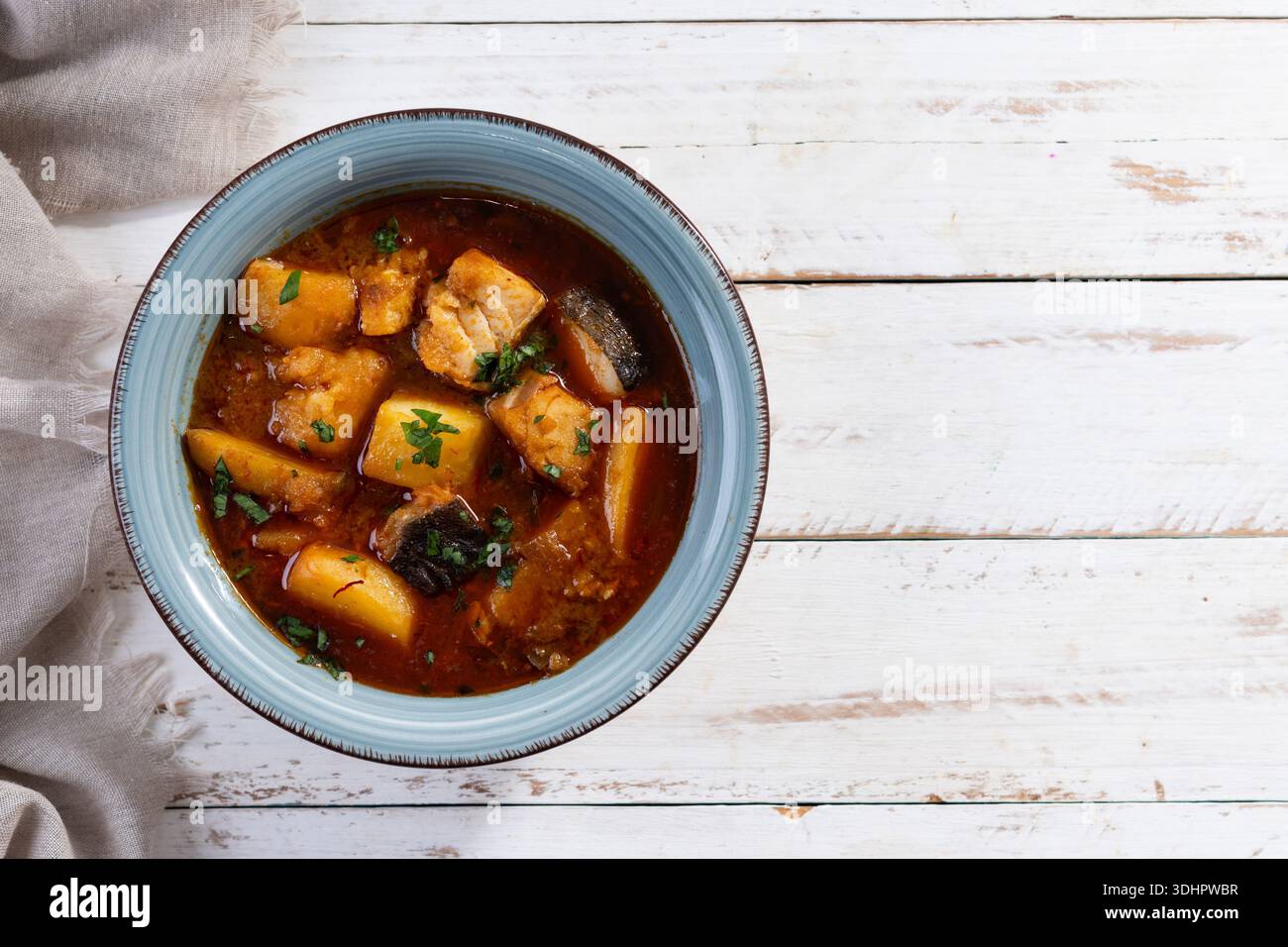Kabeljau mit Kartoffeln auf weißem Holztisch Stockfoto