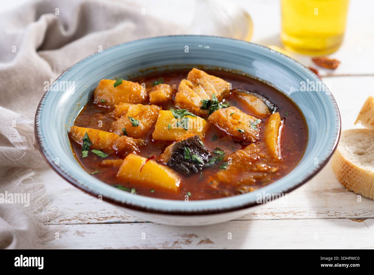 Kabeljau mit Kartoffeln auf weißem Holztisch Stockfoto