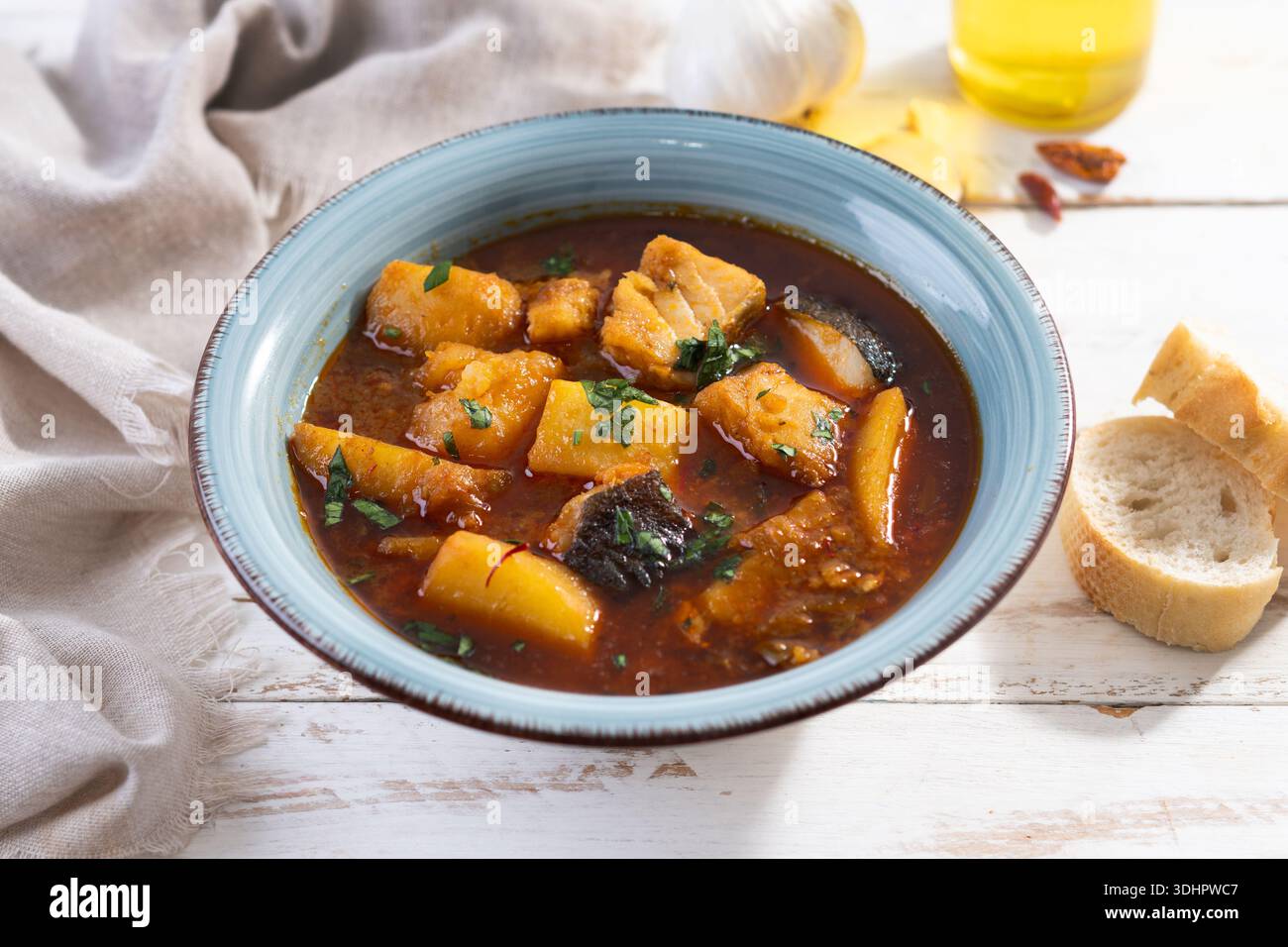Kabeljau mit Kartoffeln auf weißem Holztisch Stockfoto