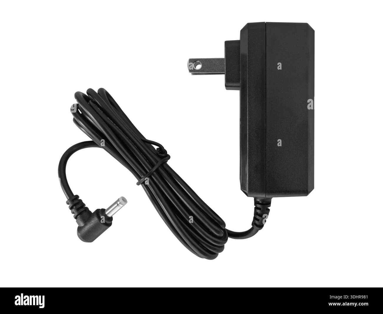 Schwarzes Netzteil mit Wandstecker und DC-Anschlusskabel im US-Stil, das elektronische Geräte mit Strom versorgt. Isoliert Stockfoto