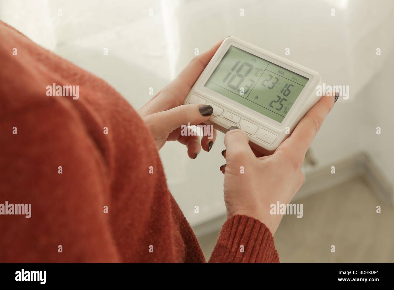 Einstellbarer programmierbarer Thermostat für Heiz- und Kühlungssteuerung für die Frau, Nahaufnahme Stockfoto