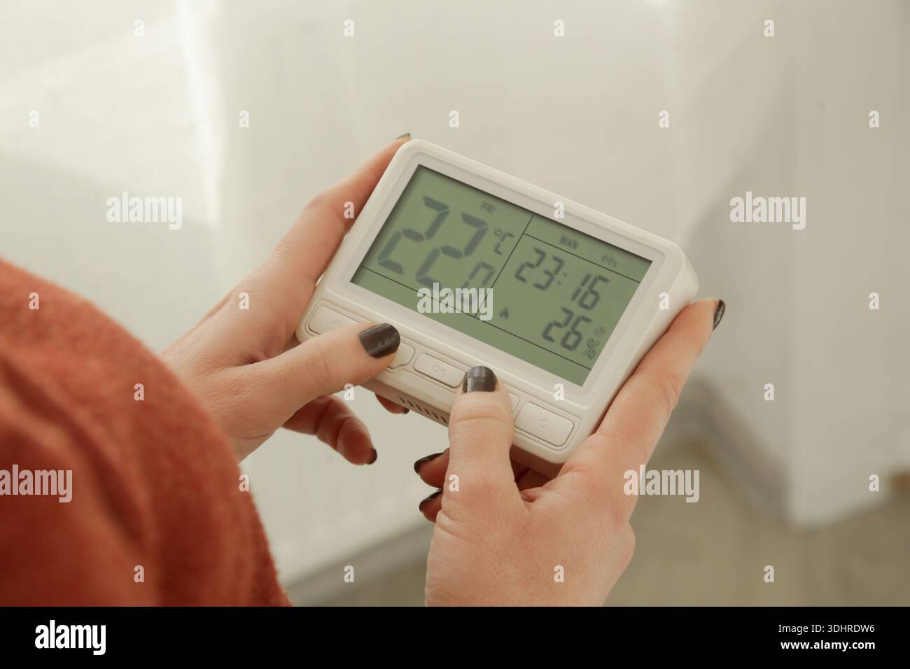 Einstellbarer programmierbarer Thermostat für Heiz- und Kühlungssteuerung für die Frau, Nahaufnahme Stockfoto