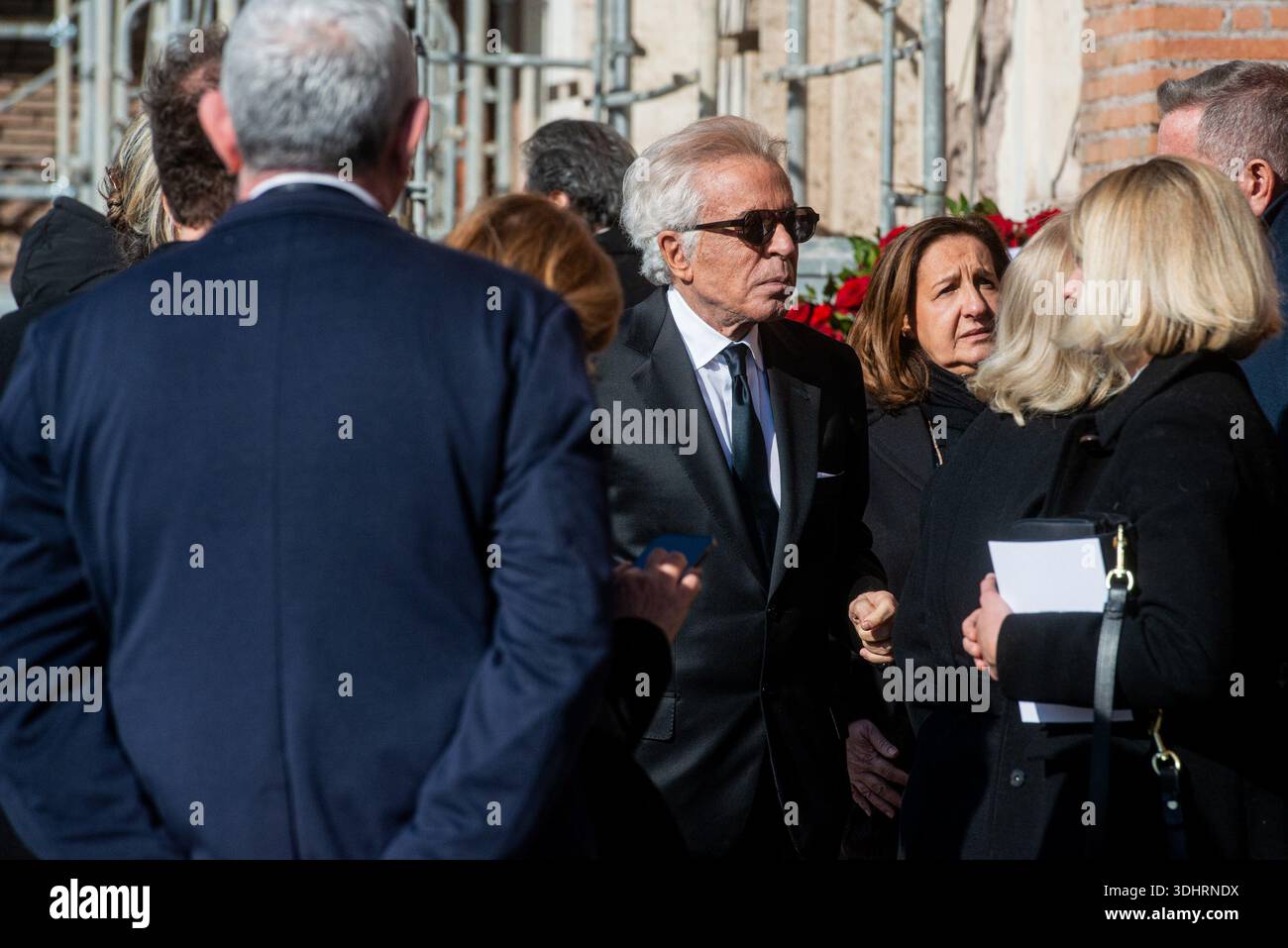 Roma, Italien. Januar 2026. Giancarlo Giammetti, L'uscita del feretro ai funerali di Valentino Garavani, presso la Basilica di Santa Maria degli angeli a Roma. Venerdì 23 Gennaio, 2026. News (Foto: Valentina Stefanelli/Lapresse) Giancarlo Giammetti, der Sarg verlässt Valentino Garavanis Beerdigung in der Basilika Santa Maria degli Angeli in Rom. Freitag, 23. Januar 2026. News (Foto: Valentina Stefanelli/Lapresse) Credit: LaPresse/Alamy Live News Stockfoto
