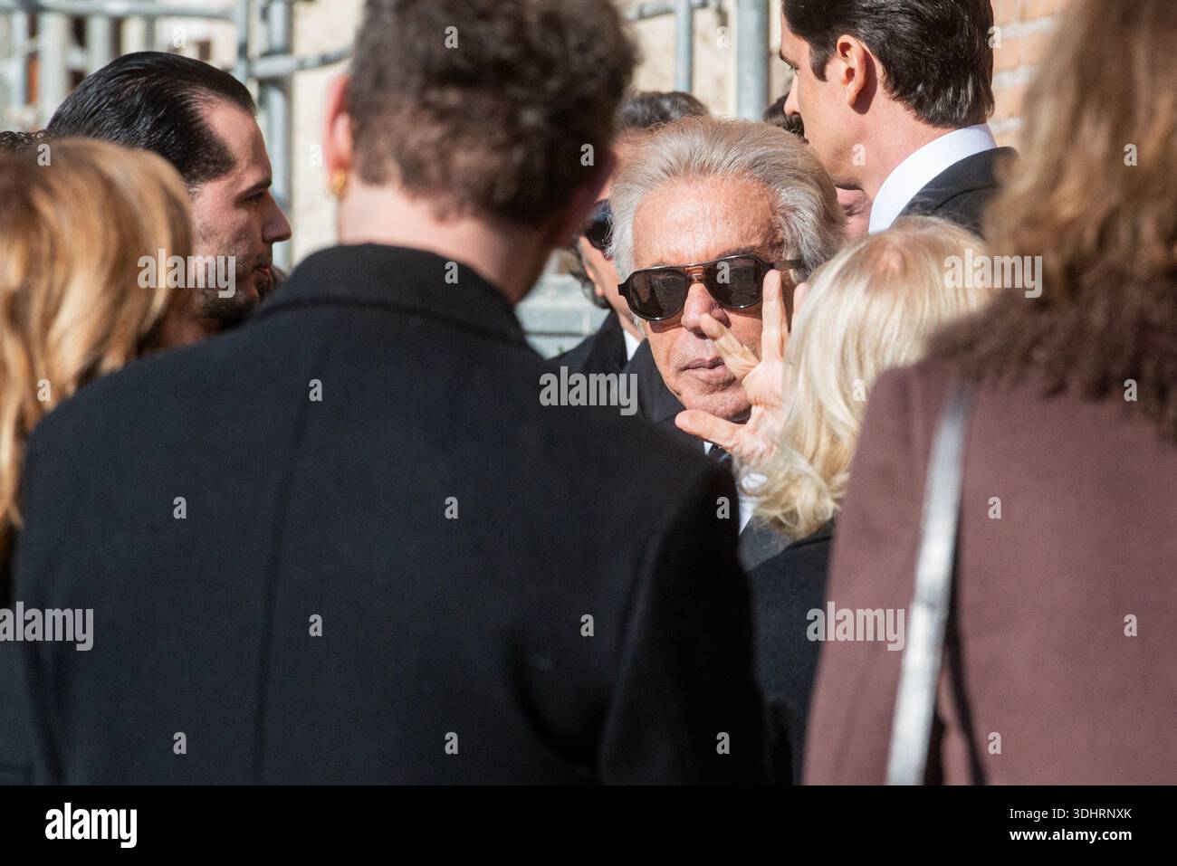 Roma, Italien. Januar 2026. Giancarlo Giammetti, L'uscita del feretro ai funerali di Valentino Garavani, presso la Basilica di Santa Maria degli angeli a Roma. Venerdì 23 Gennaio, 2026. News (Foto: Valentina Stefanelli/Lapresse) Giancarlo Giammetti, der Sarg verlässt Valentino Garavanis Beerdigung in der Basilika Santa Maria degli Angeli in Rom. Freitag, 23. Januar 2026. News (Foto: Valentina Stefanelli/Lapresse) Credit: LaPresse/Alamy Live News Stockfoto