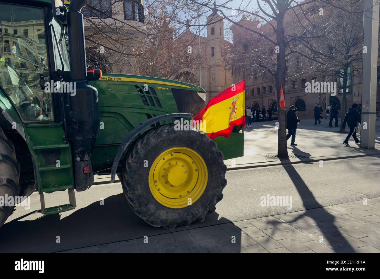 Traktorproteste blockieren das Zentrum von Saragossa. Die Landwirte protestieren gegen das Mercosur-Abkommen und die Reform der Gemeinsamen Agrarpolitik Stockfoto