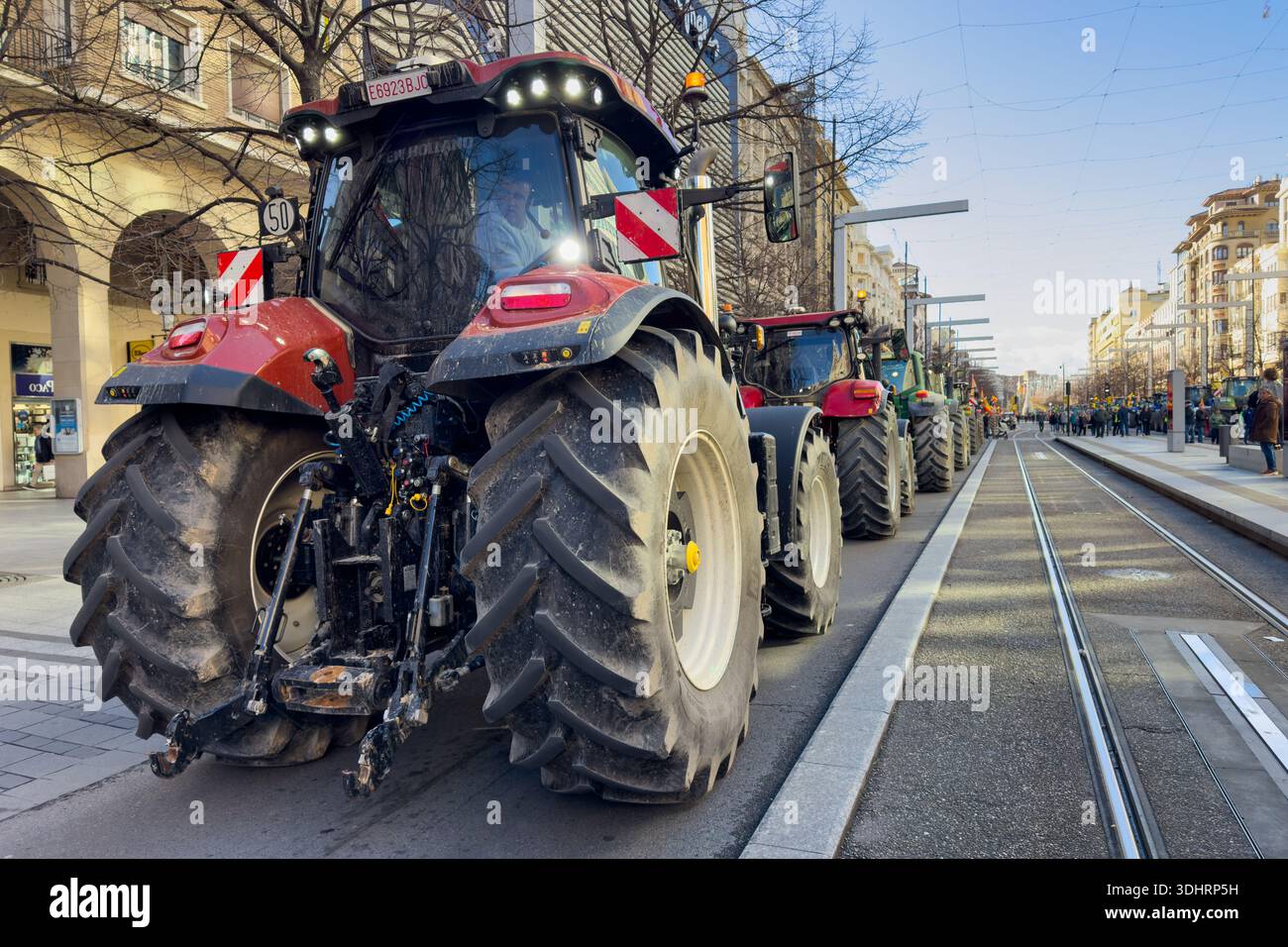 Traktorproteste blockieren das Zentrum von Saragossa. Die Landwirte protestieren gegen das Mercosur-Abkommen und die Reform der Gemeinsamen Agrarpolitik Stockfoto
