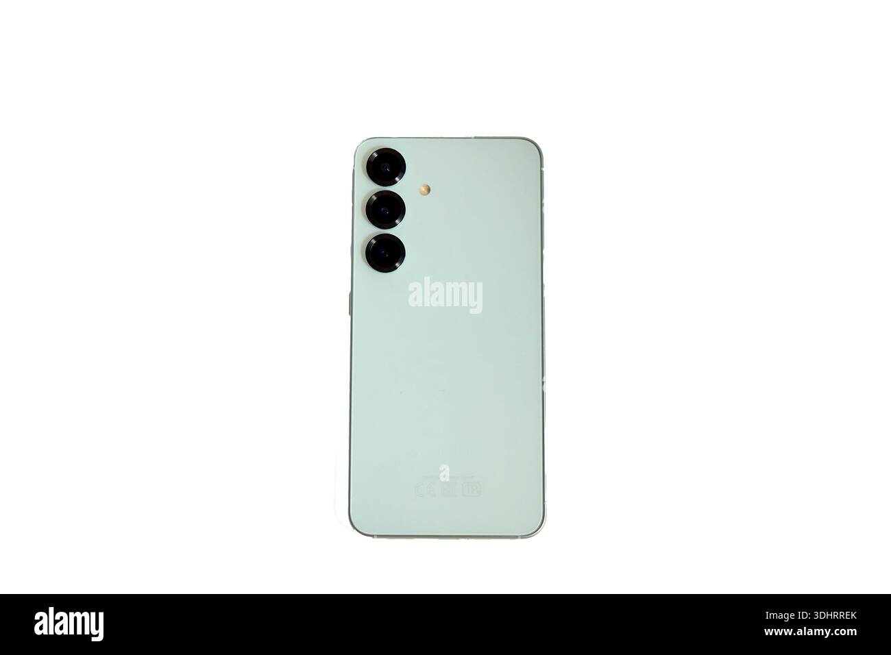 Tyumen, Russland, 11. Dezember 2025: Das Samsung S25-Gerät ist auf weißem Hintergrund und zeigt seine Rückseite Stockfoto