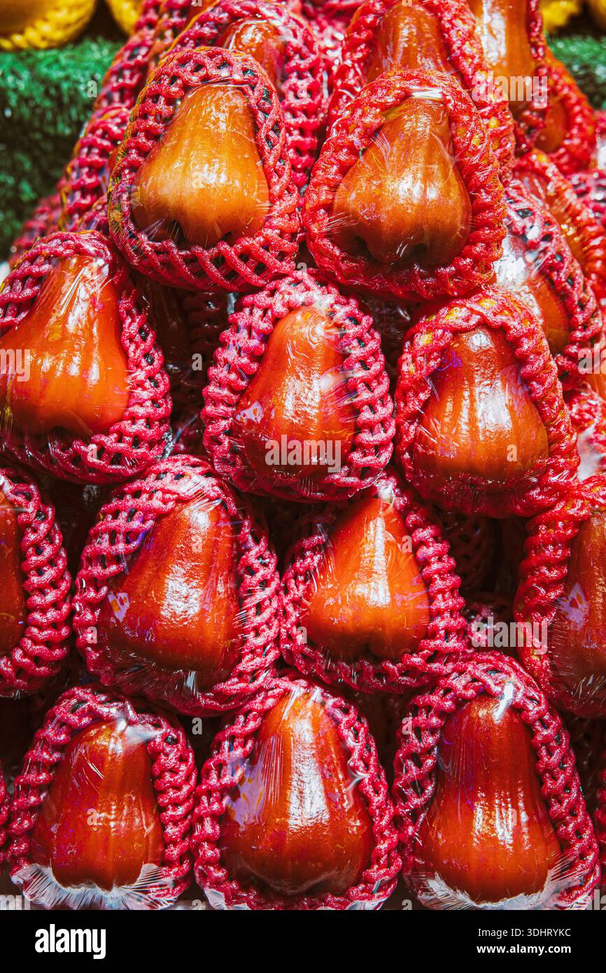 Rote Wachsäpfel, verpackt in Schutzverpackung auf dem Markt Stockfoto