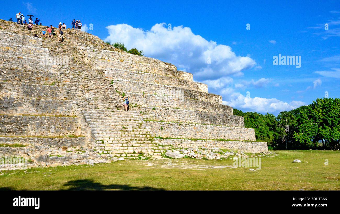 Izamal, Yucatan, Mexiko, Landschaft mit Kinich Kak Moo Maya Pyramide und archäologischen Überresten Stockfoto