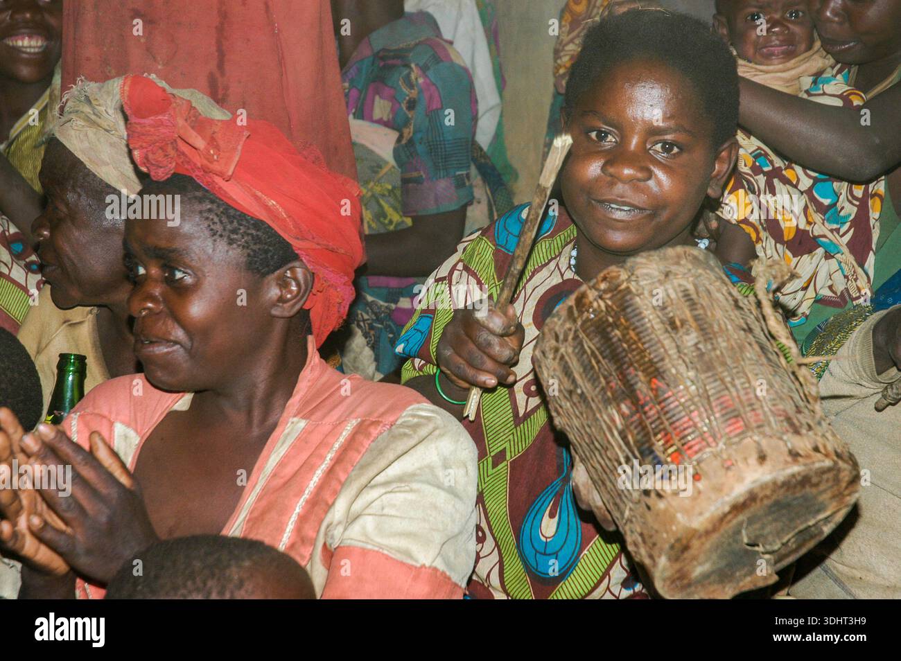 Batwa (Pygmäen) Frauen singen gemeinsam in Kyevu, Kabale, Uganda, und spielen traditionelle Lieder, die ihr kulturelles Erbe und ihre gemeinsame Identität zelebrieren. Stockfoto