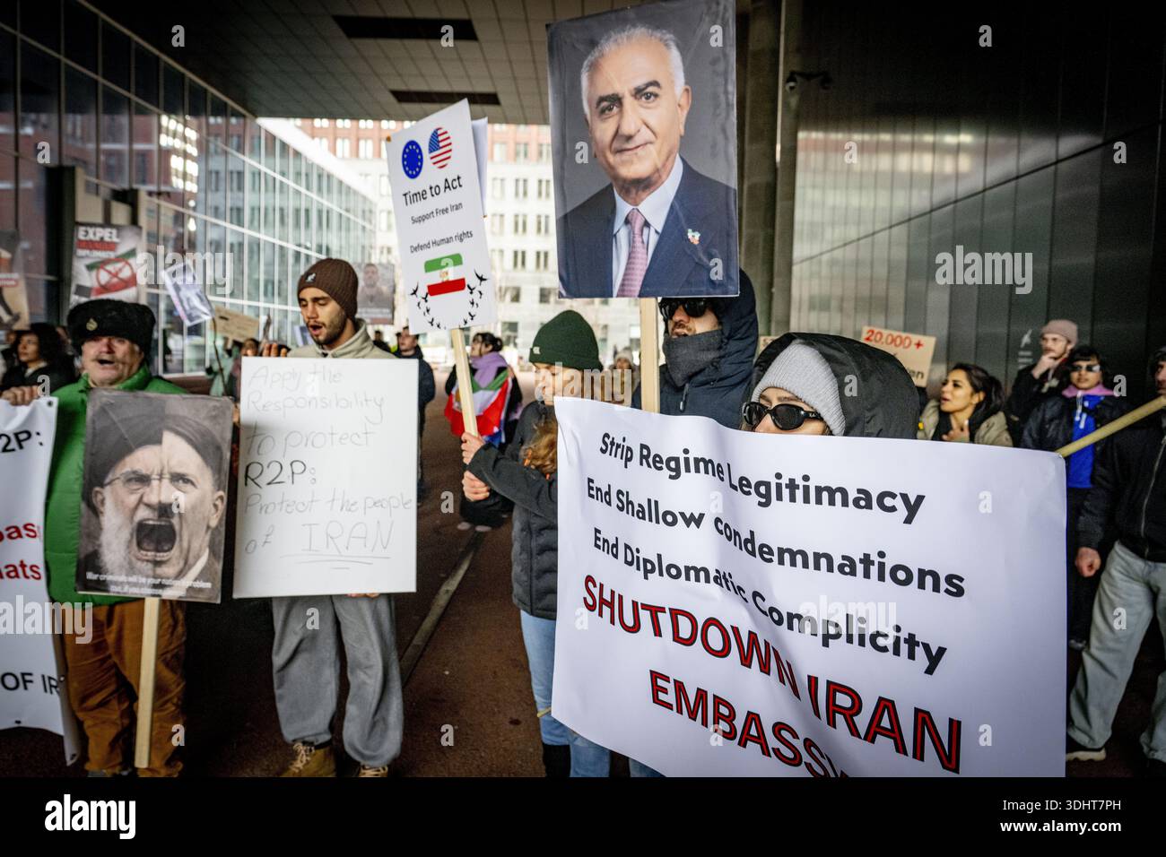 DIE HAAG – im Außenministerium findet Eine Demonstration statt, um niederländische Maßnahmen gegen das iranische Regime zu fordern. Die Demonstranten fordern, dass die Niederlande aufhören, die Diplomatie mit einem Regime zu normalisieren, das "für anhaltende Repressionen, Hinrichtungen und systemische Menschenrechtsverletzungen verantwortlich ist". ROBIN UTRECHT /ANP netherlands Out - belgien Out Stockfoto
