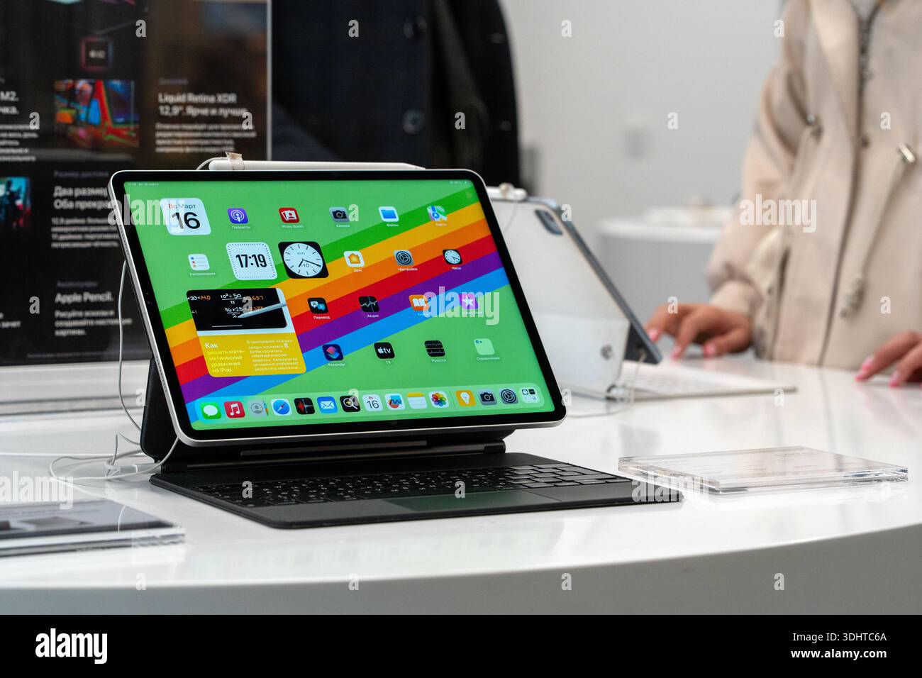 Das an der Magic Keyboard angebrachte Apple iPad Pro wird im Apple Store ausgestellt und lädt Kunden ein, es auszuprobieren. Minsk, Weißrussland - 16. März 2025 Stockfoto