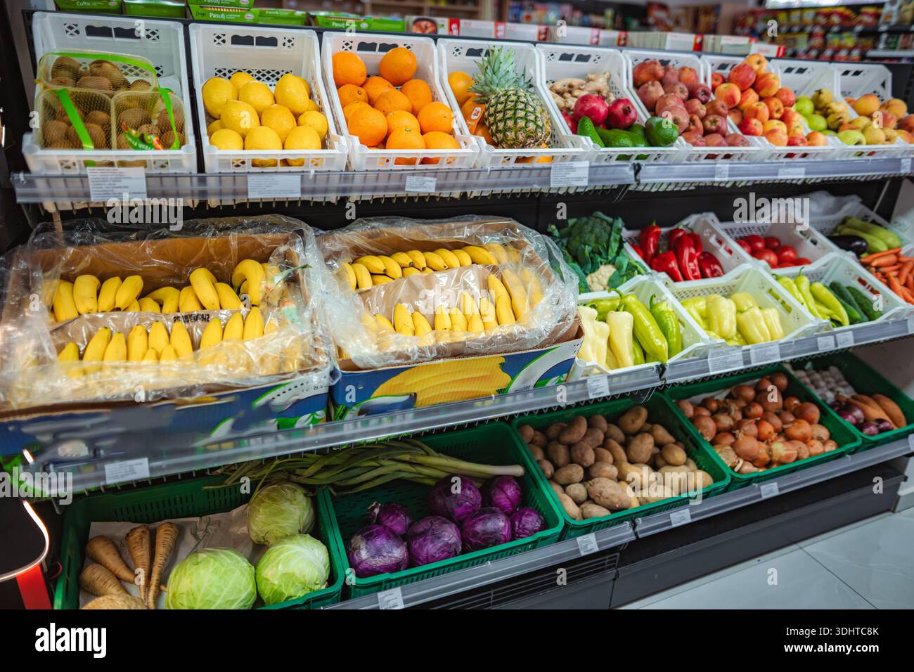 Frisches Obst und Gemüse in den Regalen des Supermarktes Stockfoto