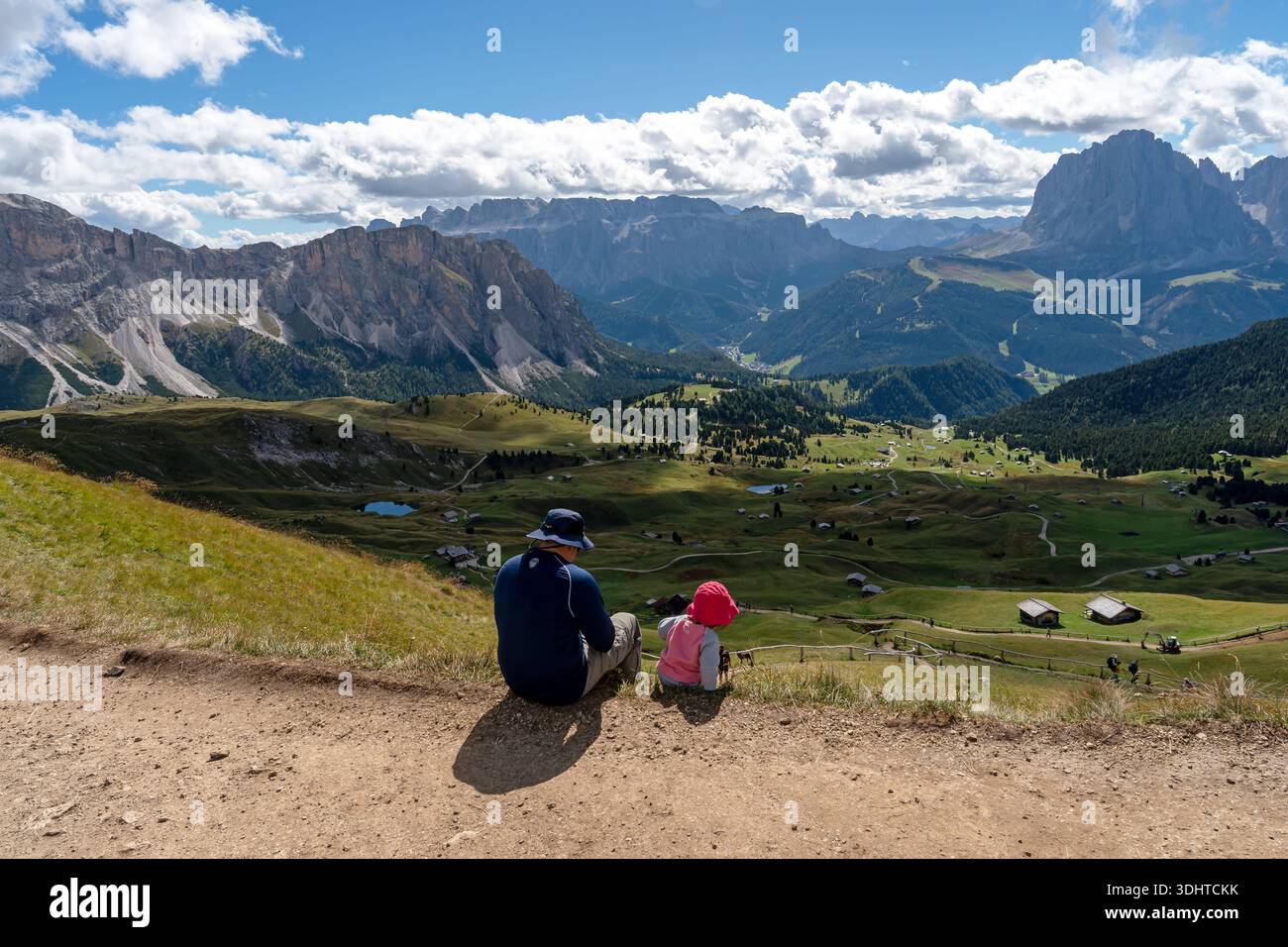 St. Ulrich, Bozen, Italien - 19. September 2023: Rückansicht eines Mannes und Kleinkindes, der die Landschaft des Naturparks Puez-Geisler, Dolomiten mit Langkofel Mo bewundern kann Stockfoto