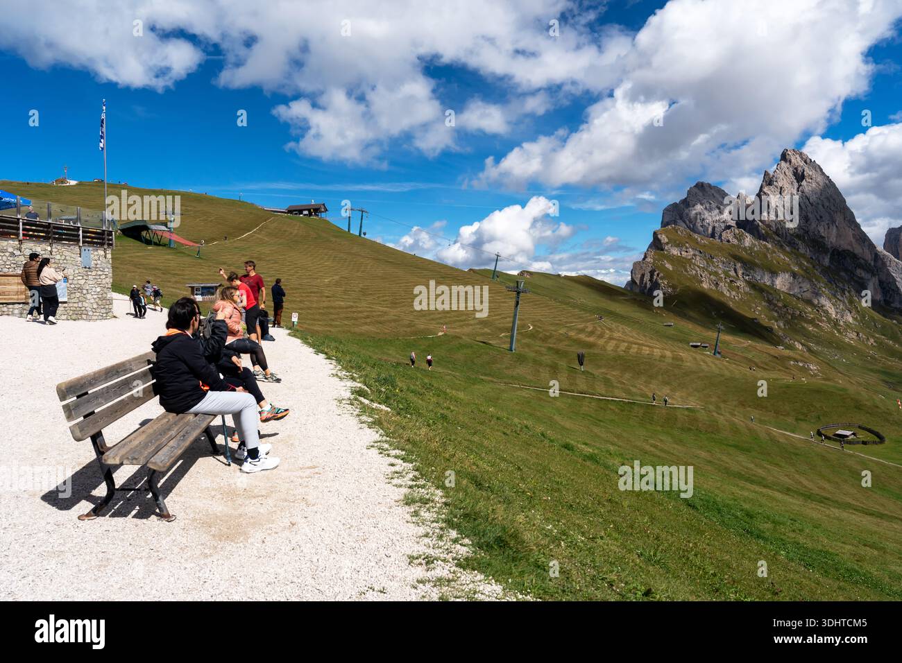St. Ulrich, Bozen, Italien - 19. September 2023: Unbekannte Menschen bewundern die Landschaft des Naturparks Puez-Geisler, Dolomiten mit dem Berg Seceda in den Dolomiten Stockfoto